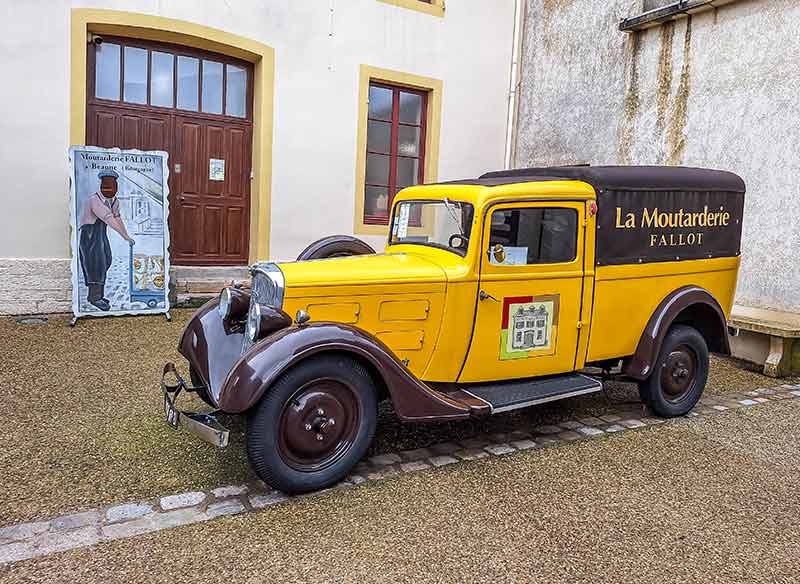 Peugot 201 T, ein ehemaliges Lieferfahrzeug der Moutarderie Fallot.