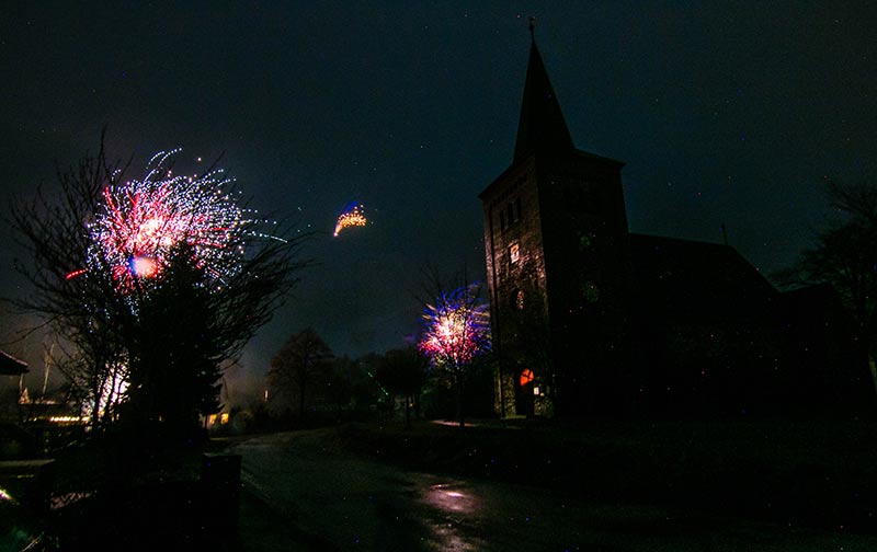 Silvester-Feuerwerk an der Kirche in Gnissau