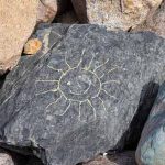 Drei Wochen an der Schlei: Die schönsten Fotos Sonnenstein - mit einer Sonne bemalter Stein an der Steilküste.