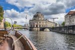 Spreefahrt in Berlin: Vom Schiff aus sind die bekanntesten Sehenswürdigkeiten zu sehen.
