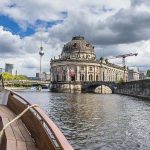 Spreefahrt: Berlin-Sightseeing für Fußkranke Spreefahrt in Berlin: Vom Schiff aus sind die bekanntesten Sehenswürdigkeiten zu sehen.