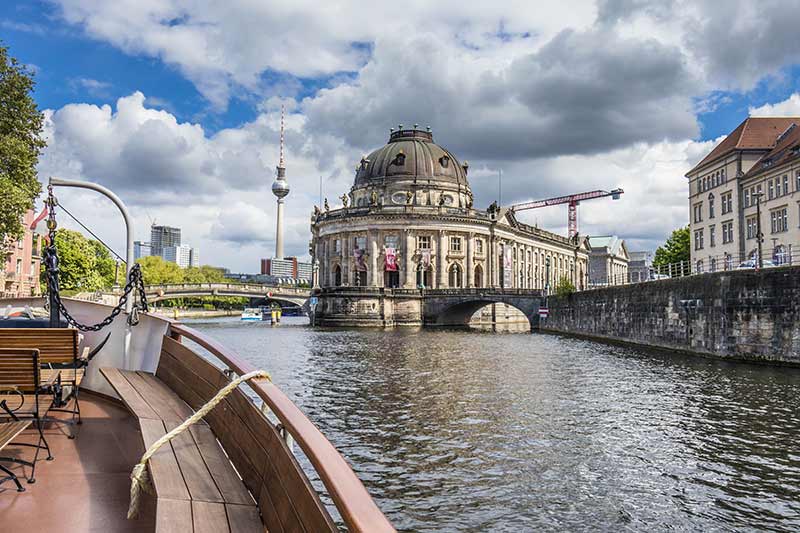 Spreefahrt in Berlin: Vom Schiff aus sind die bekanntesten Sehenswürdigkeiten zu sehen.