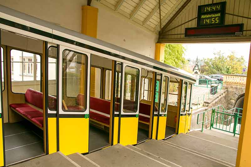 Gelbe Waggongs der Standseilbahn Dresden in der Bergstation.