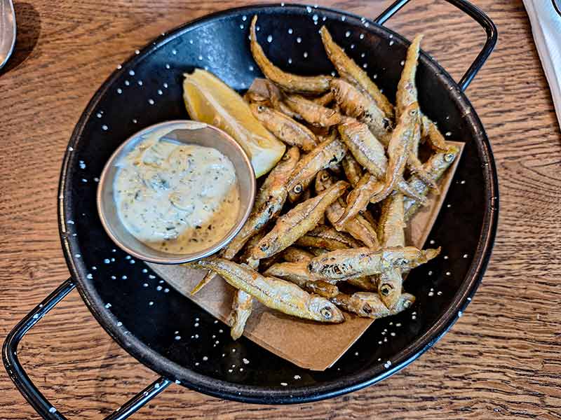 Frittierte Épernal-Fischchen als leckere Vorspeise.
