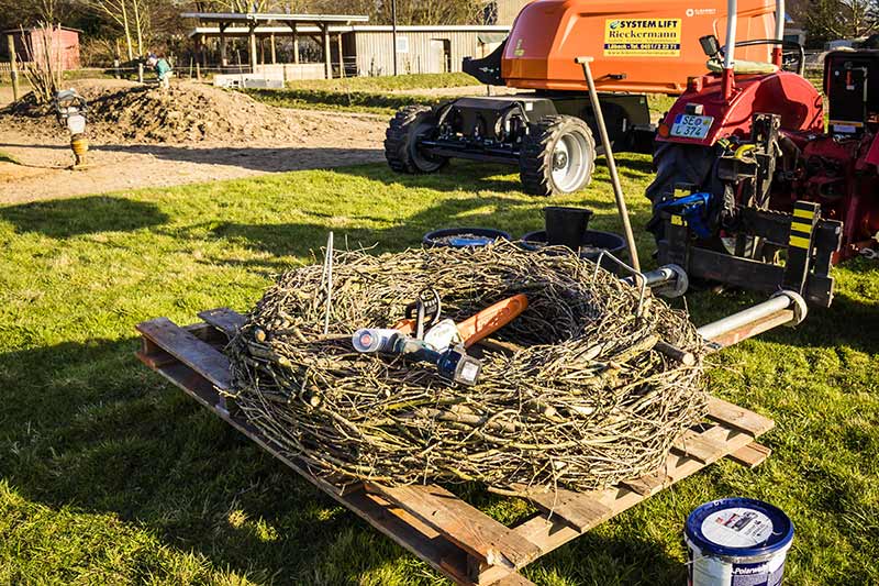 Alles bereits für die Montage: Noch liegt das Nest am Boden.