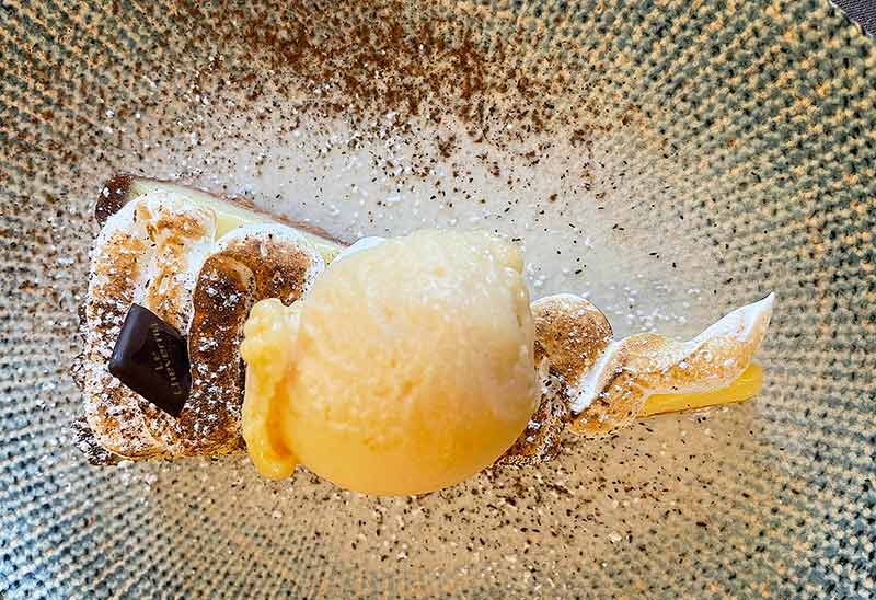 Dessert: Tarte au Citron mit Sorbet von der Passionsfrucht.