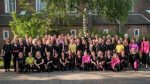 Die Walddörfer Kantorei mit ihrer Leiterin Prof. Annedore Hacker-Jakobi (r.) vor einem Konzert im Juli 2025. Foto: Sven Kielas