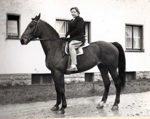 Meine Mutter auf Adele. Foto aus den 1950er-Jahren.
