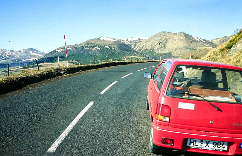 Der Daihatsu Cuore vor einem Pass in Frankreich.