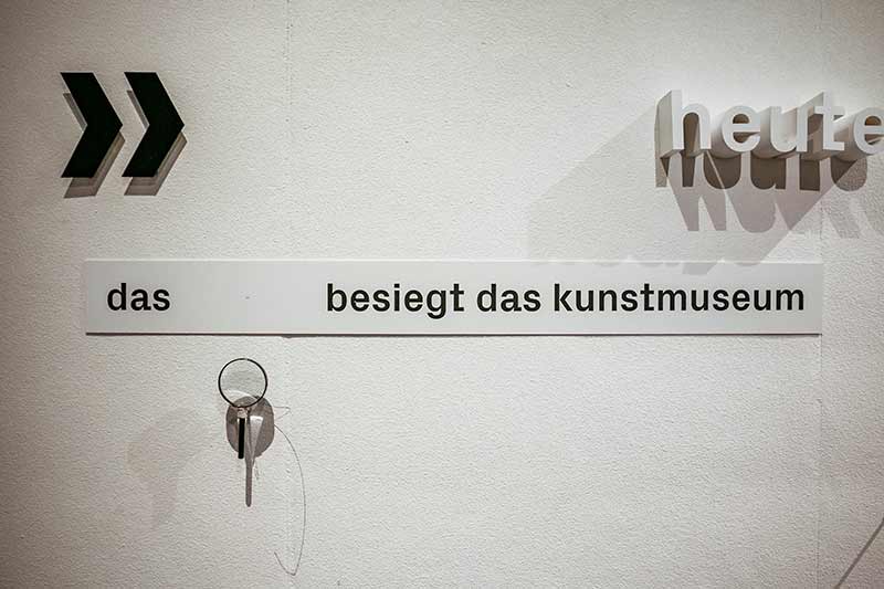 Schriftzug "Das ... besiegt das Kunstmuseum". 