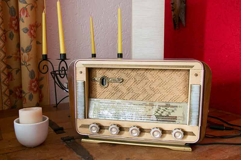 alte Radio in modernem Ambiente
