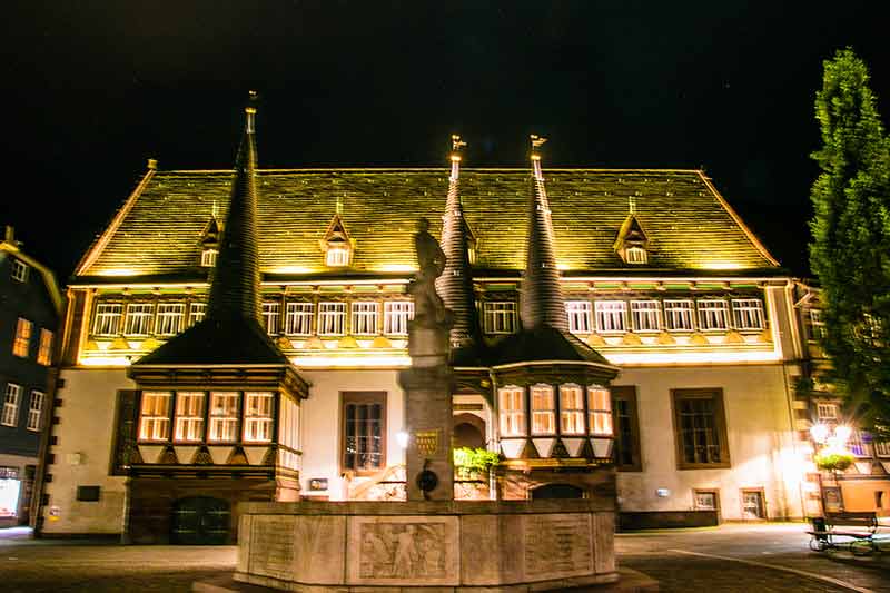 Verwackelt: Das historische Rathaus von Einbeck bei Nacht.