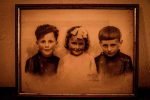 Altes Kinderfoto aus den 1930er-Jahren mit zwei Jungen und einem Mädchen.
