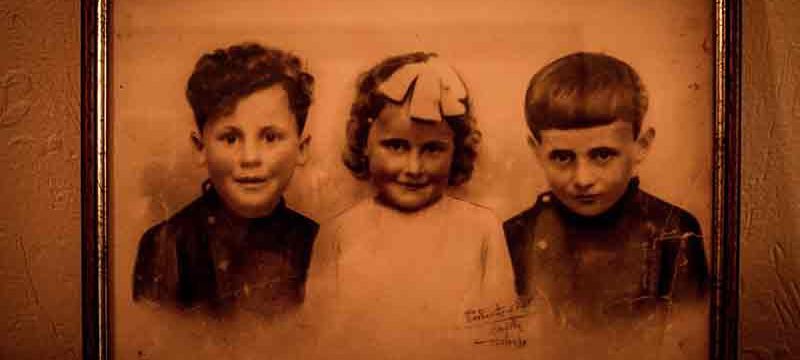 Altes Kinderfoto aus den 1930er-Jahren mit zwei Jungen und einem Mädchen.