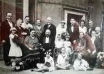 Hochzeitspaar mit Familie von 1930, Gruppenfoto.