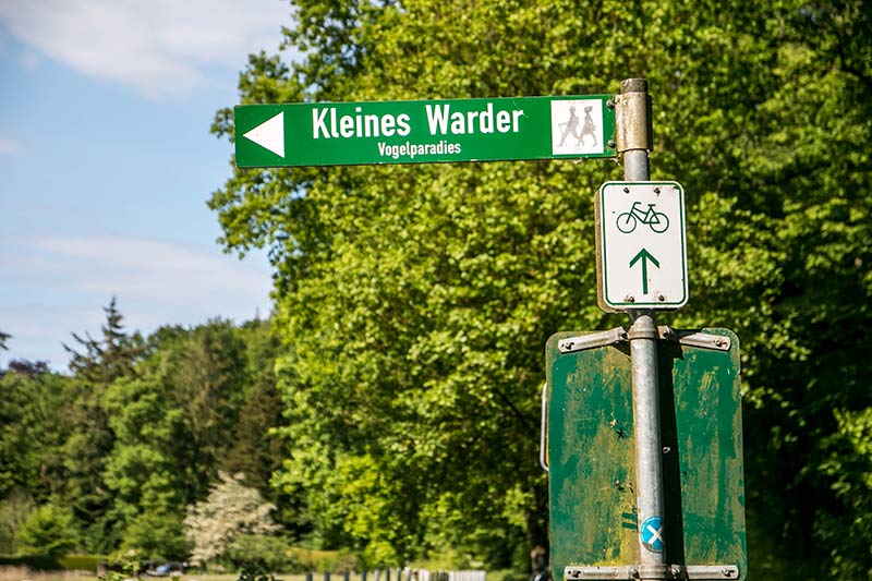 Von der Plöner Straße in Bosau aus geht es nach links ins Kleine Warder.