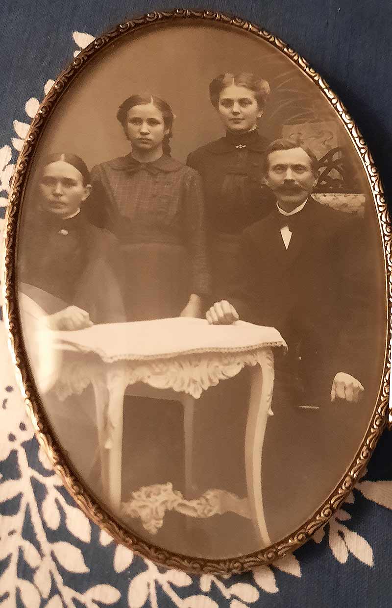 Historisches Familienfoto in ovaler Form, Oma ist die zweite von links.