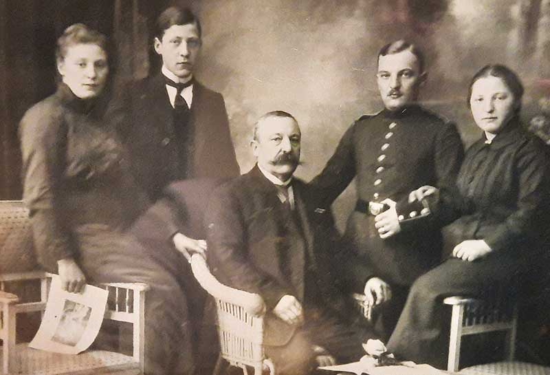 Historisches Familienfoto mit dem Patriarchen in der Mitte.