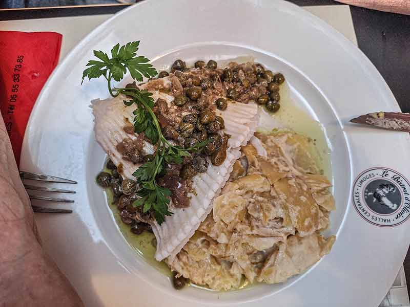 Rochenflügel mit Kapern und Kartoffelgratin.