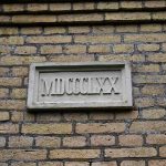 Römische Zahlen: Wer kennt sie noch? Römische Zahlen an einem Mausoleum: 1870