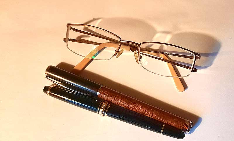 Brille und Füllfederhalter, wichtige Utensilien.