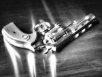 #swch 5: Peng! Eine Pistole, fotografiert im Fingerabdrucklabor des LKA Kiel