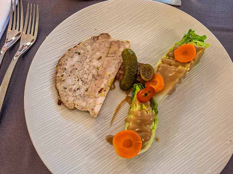 Vorspeise: Eine Terrine.