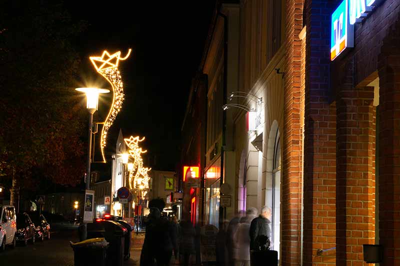 Weihnachtsbeleuchtung, Winterbeleuchtung genannt, in der Innenstadt in Neustadt in Holstein.